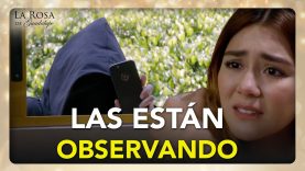 Carolina y las chavas de la prepa son espiadas por un morboso